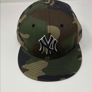 New Era Camouflage NY Yankees fitted hat size 7 3/8 ( 58.7cm )